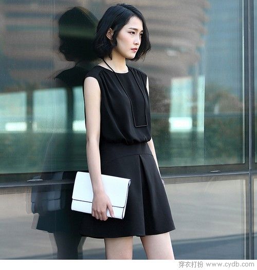 小黑裙夏天这样穿，清凉显瘦可以兼得