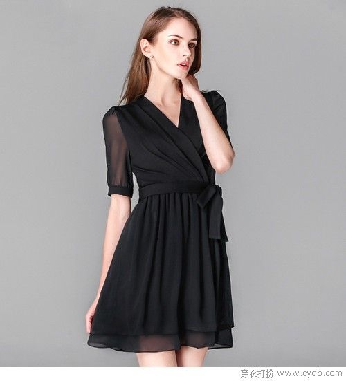小黑裙夏天这样穿，清凉显瘦可以兼得